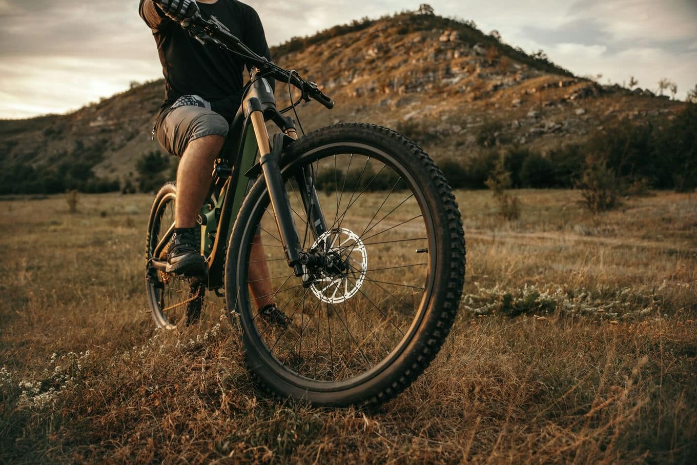 Jakie są zalety rowerów dirt w porównaniu do innych typów rowerów?